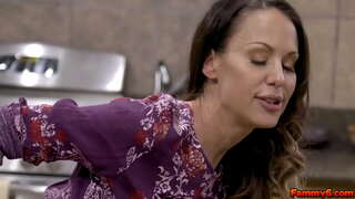 ���้อนแรงผู้หญิงผมสีน้ำตาล Mckenzie ลีจะได้บางอย่าดีเอ็นเอจากยองพ่อหนุ่มและทำให้เขาน้ำเชื้อ