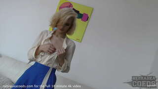 Fermosa rapaza loira dando ultra hot strip tease estraño obxecto botella de inserción creativo porno