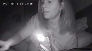 Busty Milf Uničuje Njeno Klitoris pred Spanjem Skrita Kamera