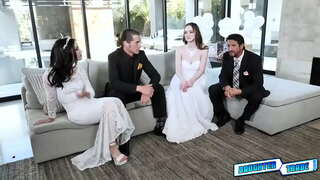 Папы жардам беришет өзүнүн падчерицам Хейзел Мур жана Джазмин Лув алууга айрым билимдер жөнүндө сексе