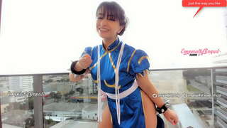 Sexy cosplayer girl gamer gwisgo fel Chun li o ymladdwr stryd sy'n rhoi'r gorau JOI jerl oddi ar y cyfarwyddiadau yn gyhoeddus, bydd y fideo hwn yn troi chi ar hynny fuckig llawer!!!! Sexy cosplayer girl gamer gwisgo fel Chun li o ymladdwr stryd sy'n rhoi'r gorau JOI jerl oddi ar y cyfarwyddiadau yn gyhoeddus, bydd y fideo hwn yn troi chi ar hynny fuckig llawer!!!!