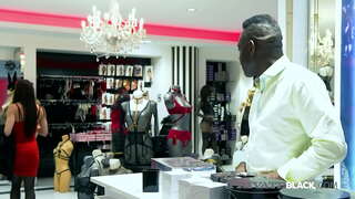 Piękna Rachel Аджани otrzymuje nową bieliznę w sex sklepie, BBC Eddy Blackstone i spuści na gorącą okolicy odbytu sesję z mokrym odsysaniem, kutas w jej tyłek i sperma w dupie! Pełny film i jeszcze 1000 na PrivateBlack.com !