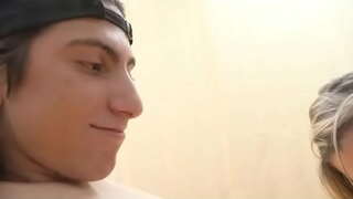 ���ด็กเพื่อจะได้เป็น excelent deepthroat จากผมบลอนด์ MILF