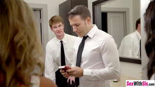 Seksi tinejdžeri Gđice Faris i Whitney Wright uživao hardcore threesom seks nakon što su pusila