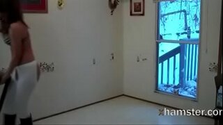 Exhibitionist wischte sech nackt fir d &#039;Kehrmaschine, d&#039; skirted!