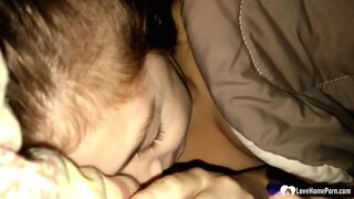 ���ขาตื่นขึ้นมาพร้อมกับลูกเลี้ยงดูดไอ้จ้อนของเขาและเขาไม่ได้เรียกร้องอะไร