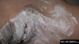 Se hennes stora bröst litegrann som hon rakar hennes håriga fitta och onanerar